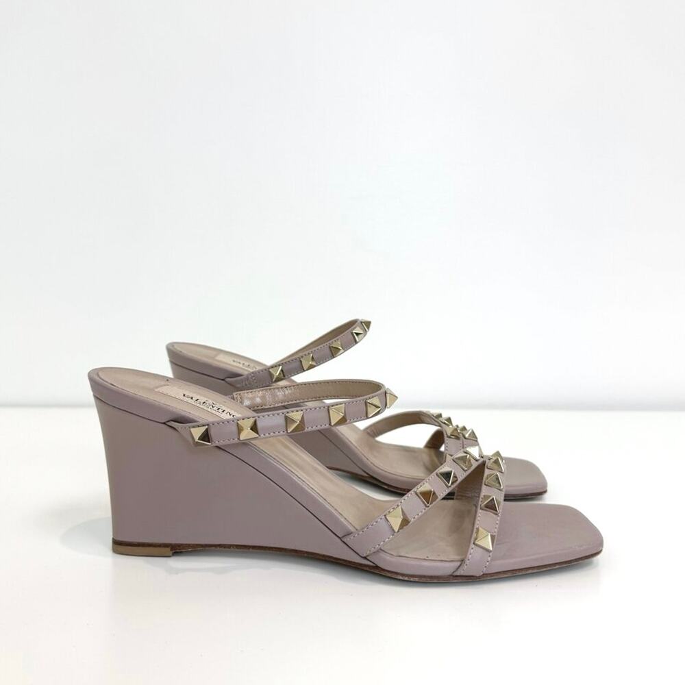VALENTINO Garavani Nude Leather Gold Rockstud Wedges 38 Strappy Sandal Shoes